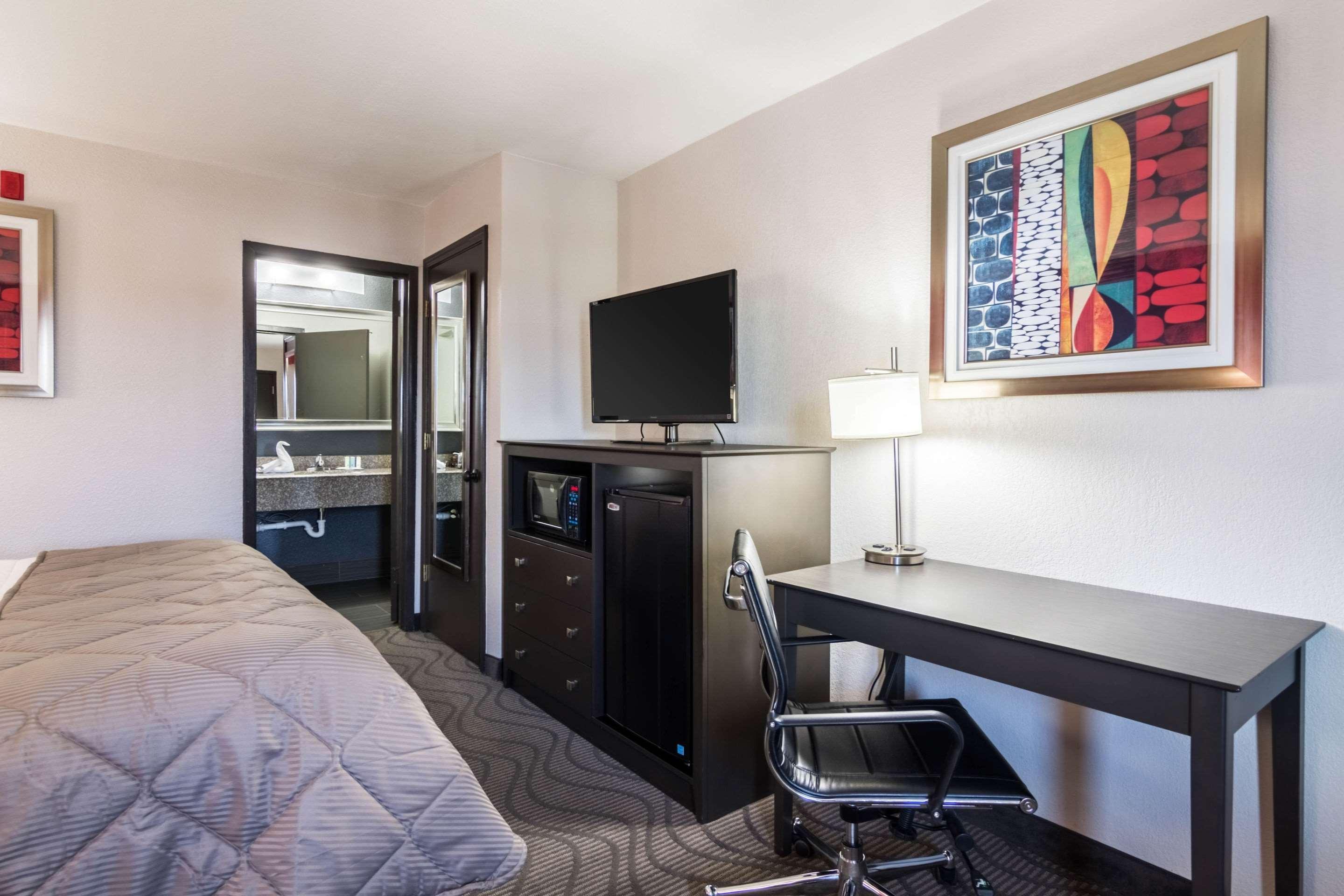 Clarion Inn & Suites Russellville I-40 Екстер'єр фото