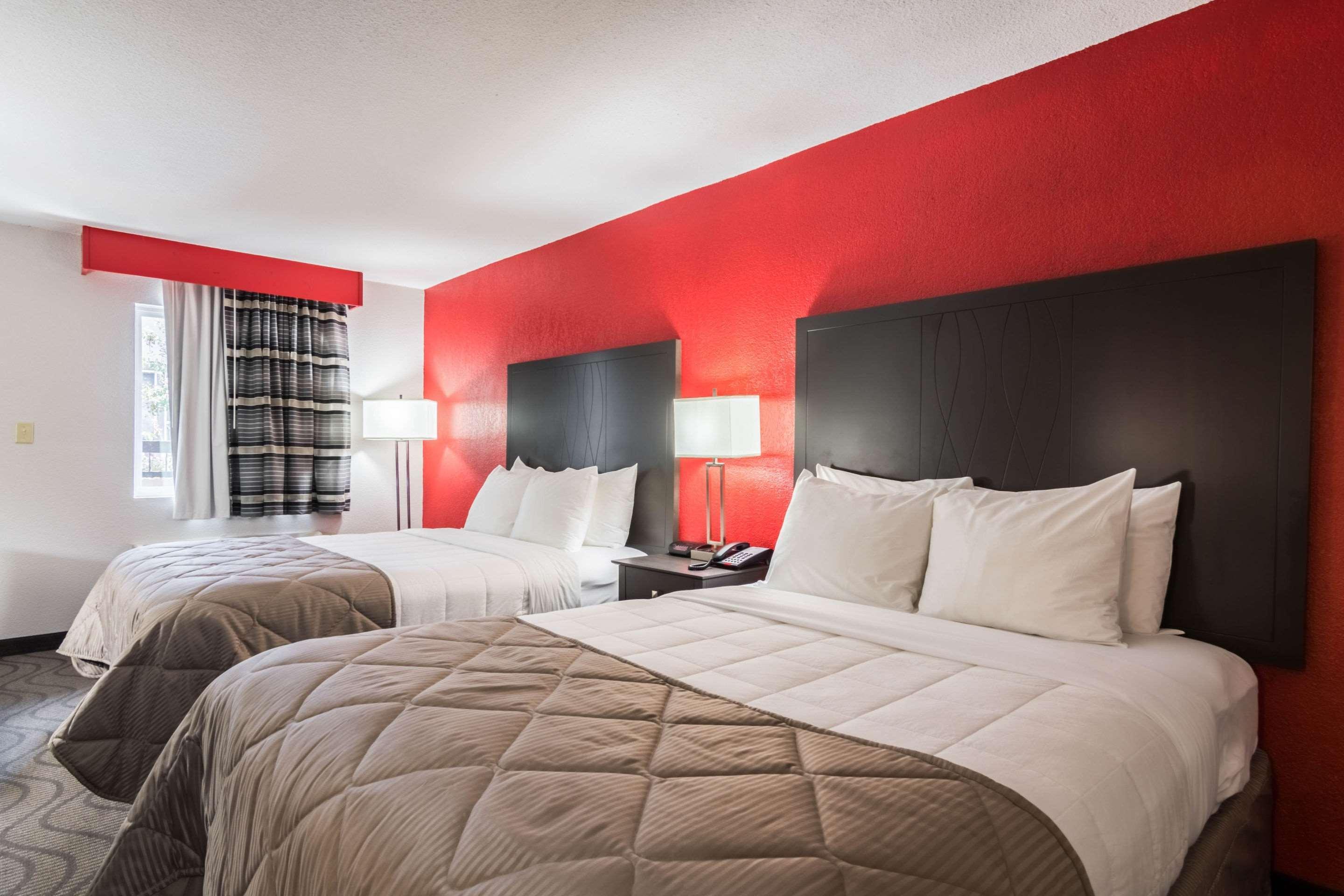 Clarion Inn & Suites Russellville I-40 Екстер'єр фото