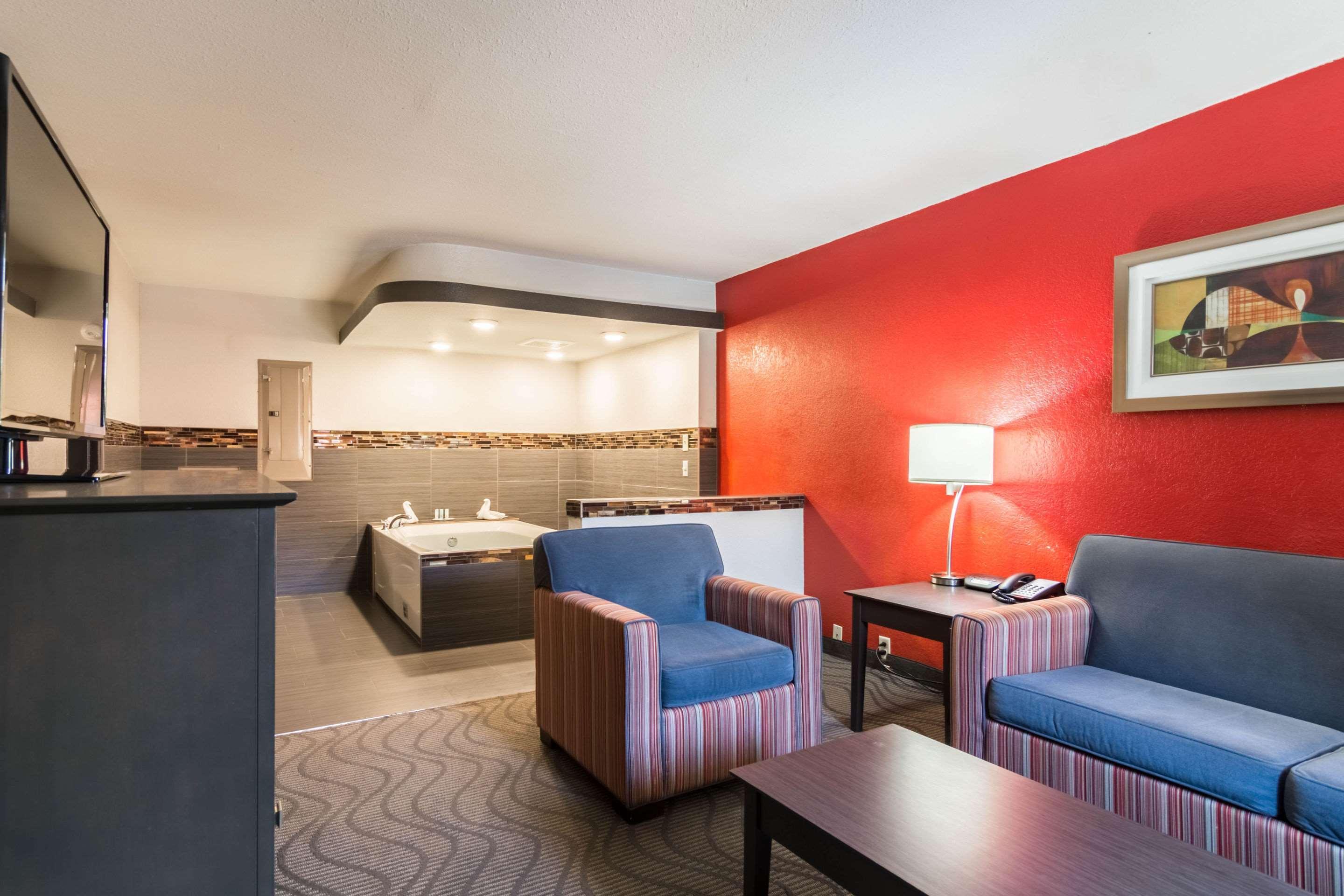 Clarion Inn & Suites Russellville I-40 Екстер'єр фото