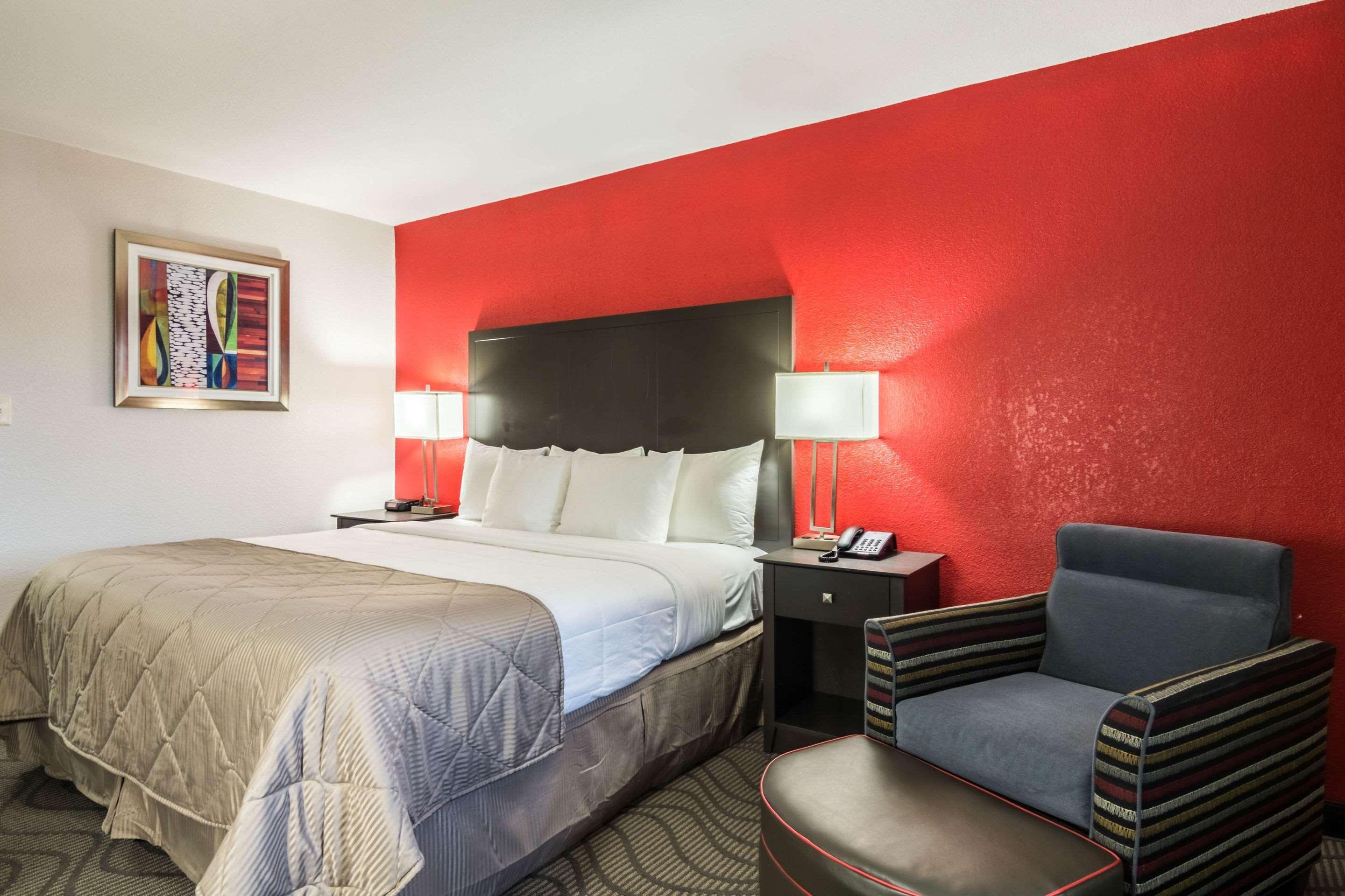 Clarion Inn & Suites Russellville I-40 Екстер'єр фото