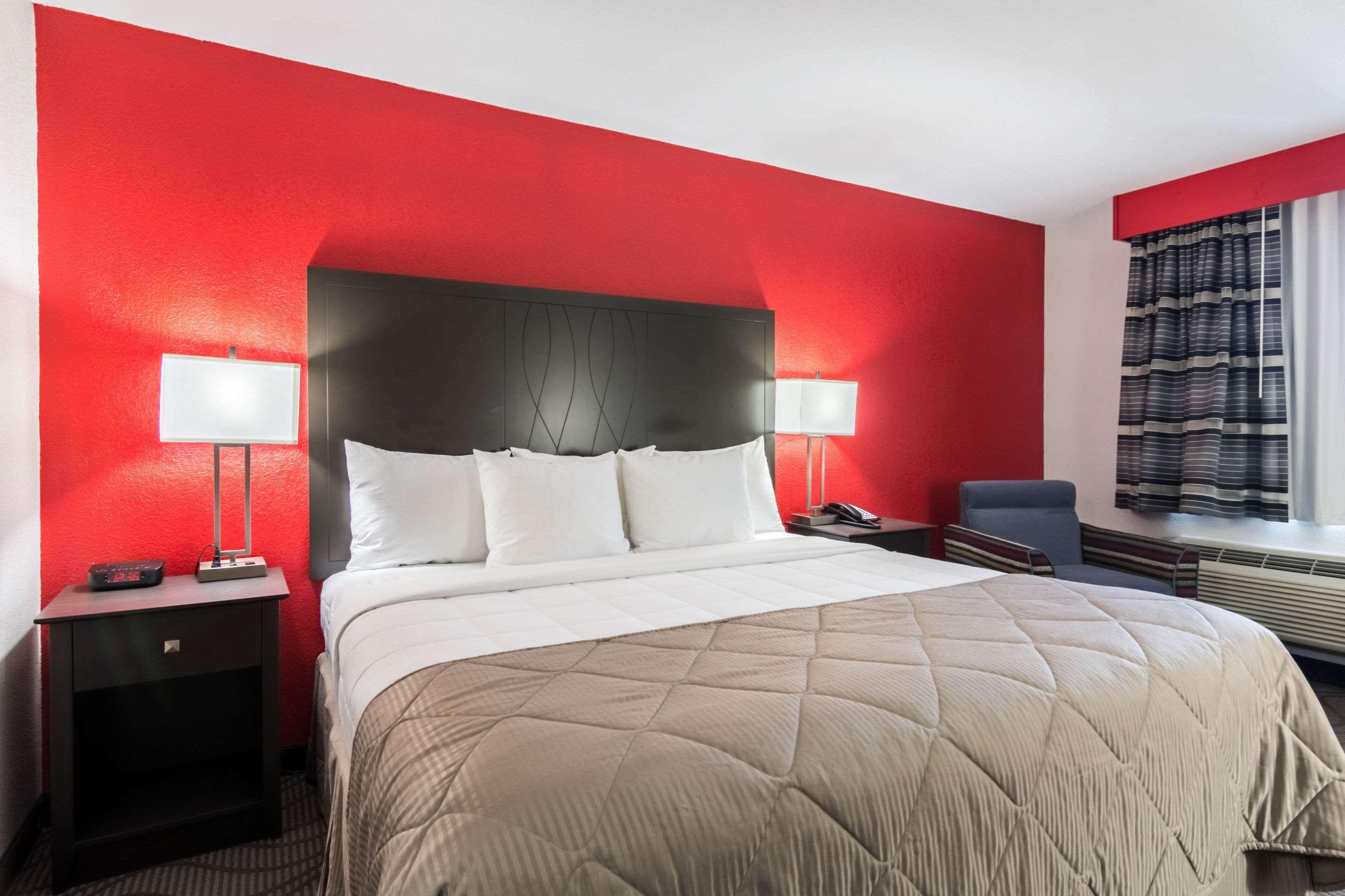 Clarion Inn & Suites Russellville I-40 Екстер'єр фото