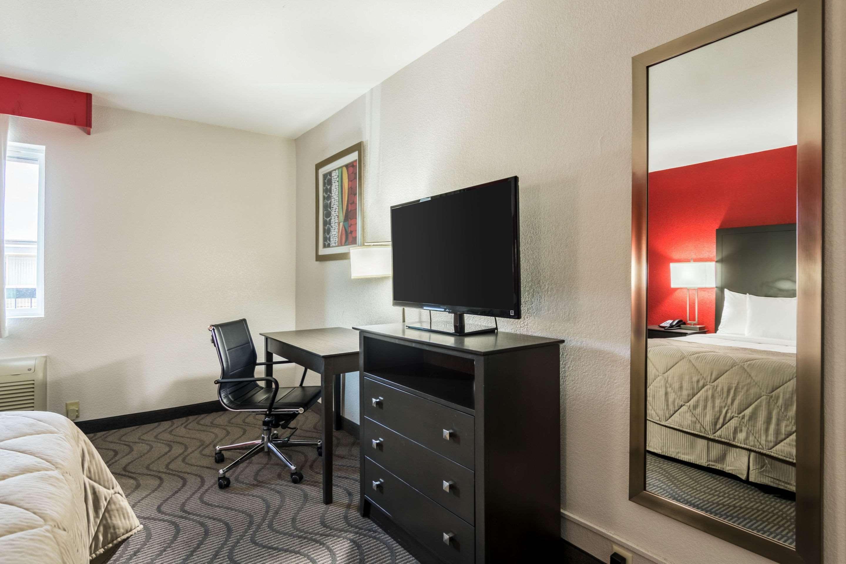 Clarion Inn & Suites Russellville I-40 Екстер'єр фото