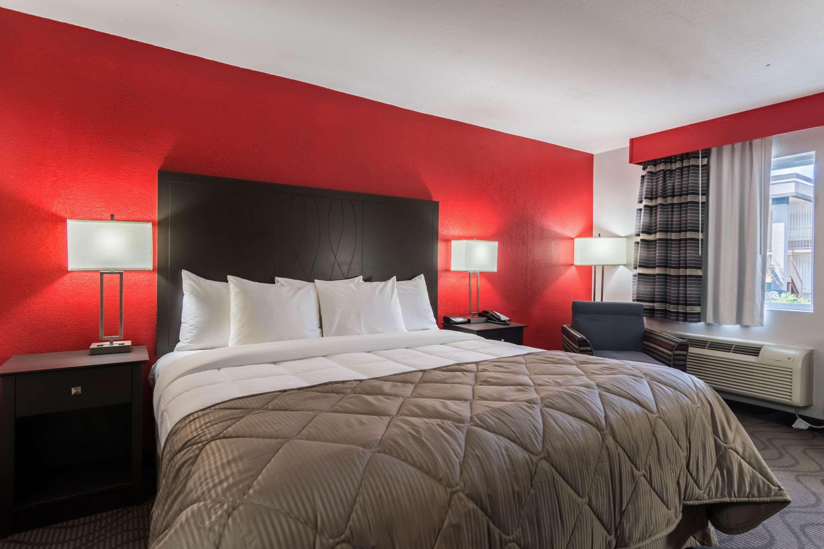 Clarion Inn & Suites Russellville I-40 Екстер'єр фото