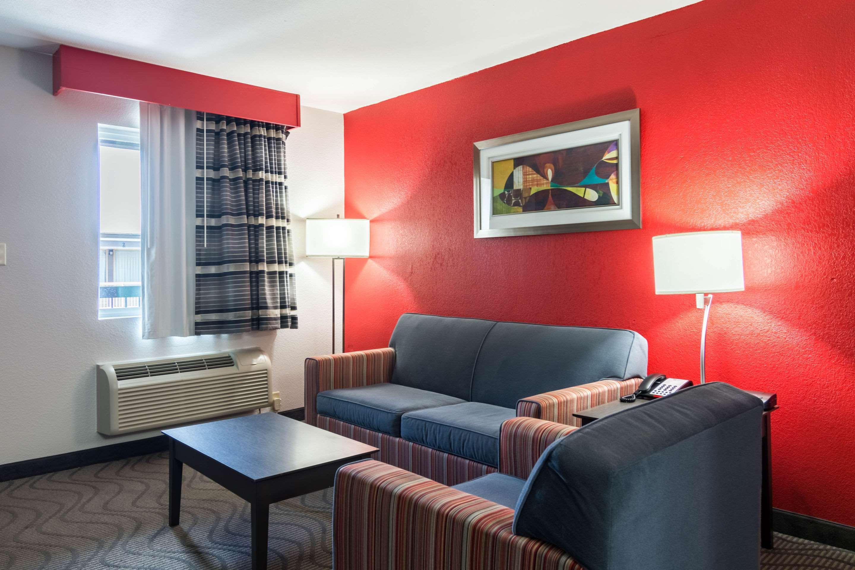Clarion Inn & Suites Russellville I-40 Екстер'єр фото