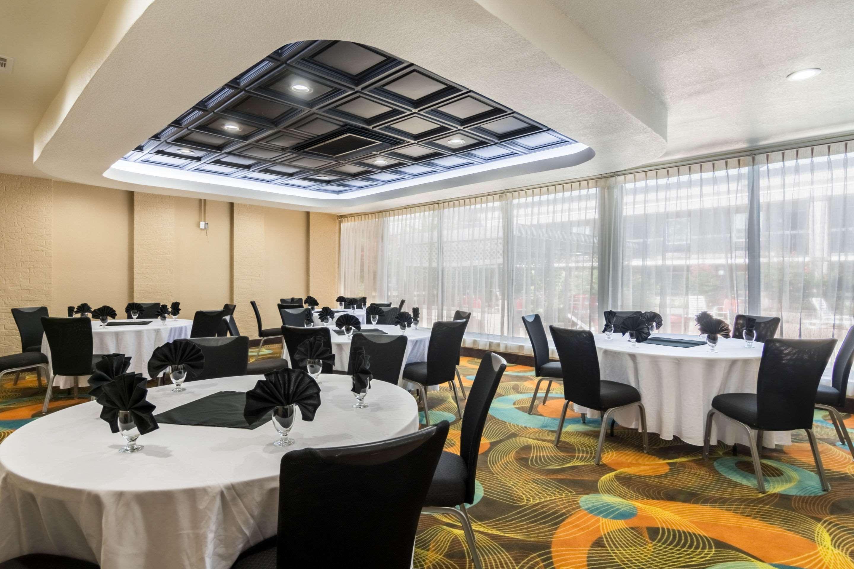 Clarion Inn & Suites Russellville I-40 Екстер'єр фото