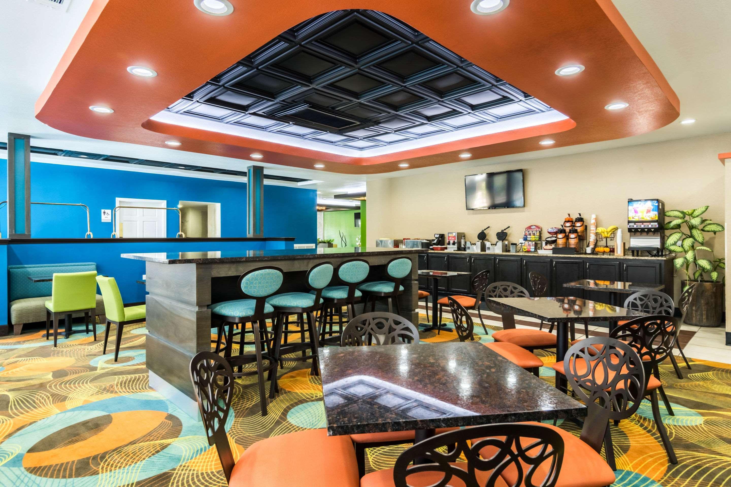 Clarion Inn & Suites Russellville I-40 Екстер'єр фото
