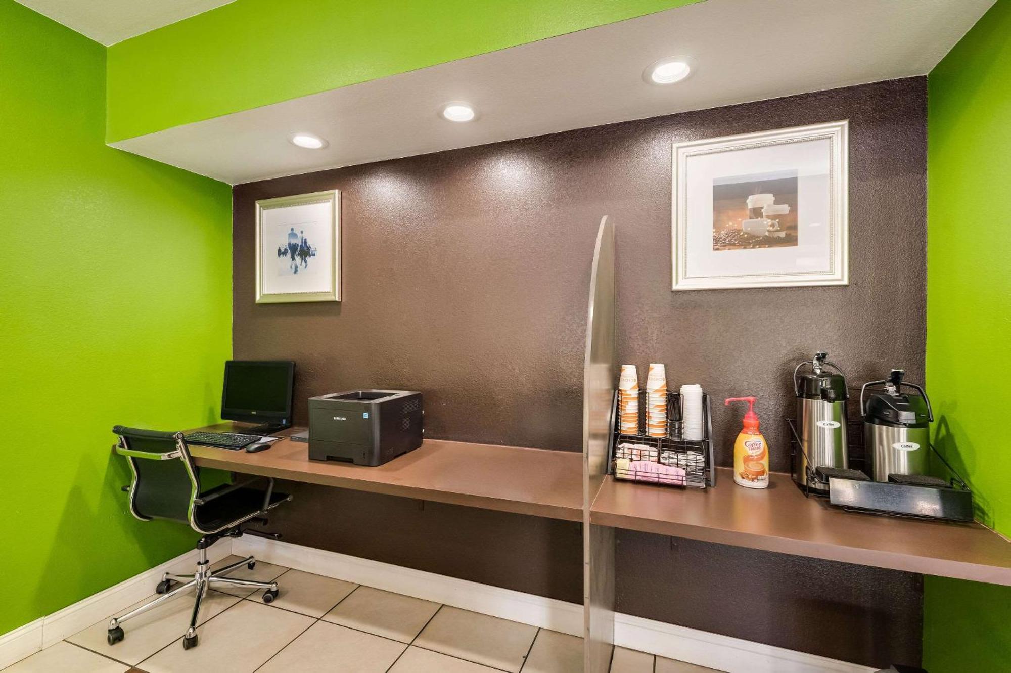 Clarion Inn & Suites Russellville I-40 Екстер'єр фото