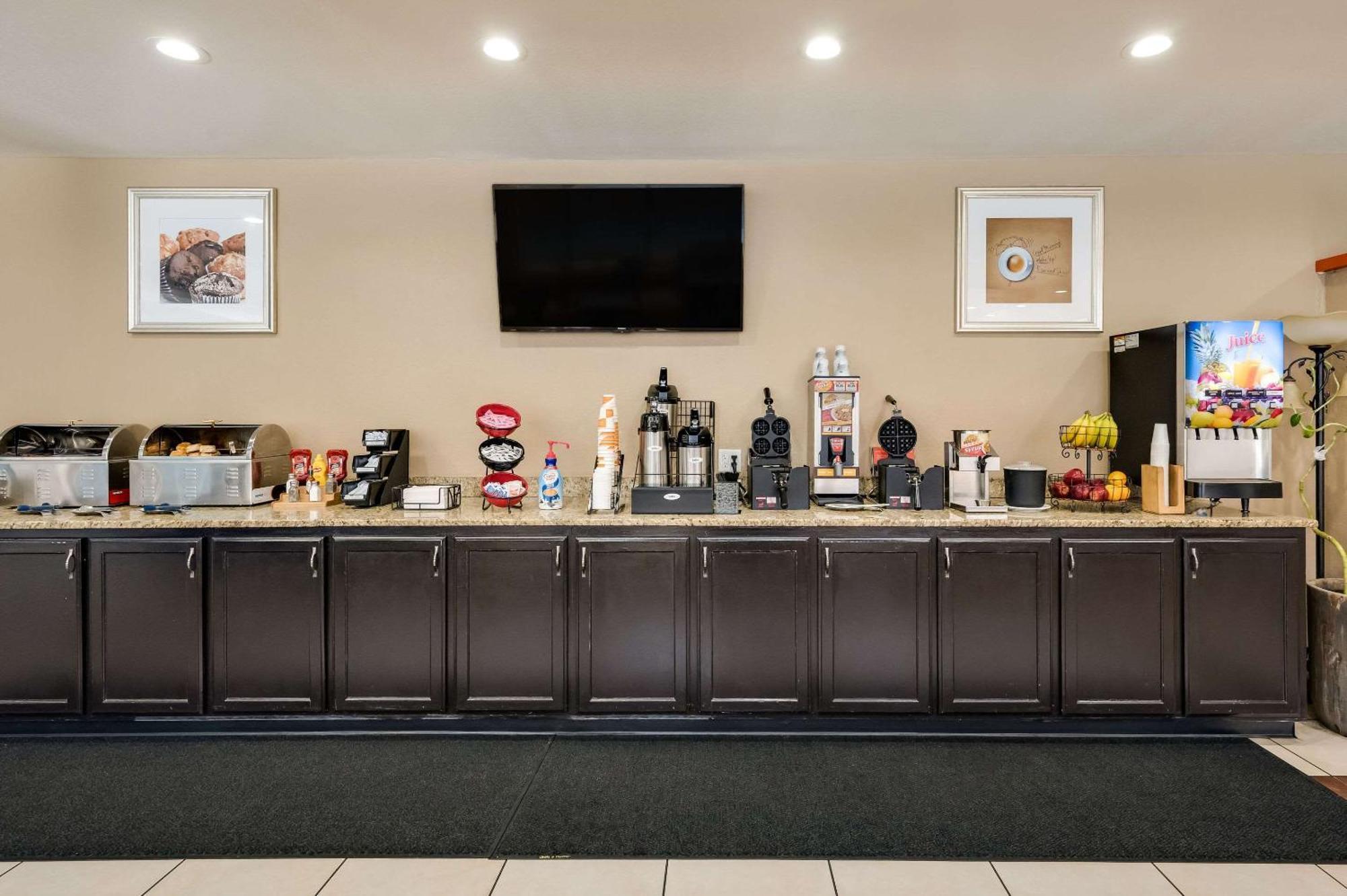 Clarion Inn & Suites Russellville I-40 Екстер'єр фото