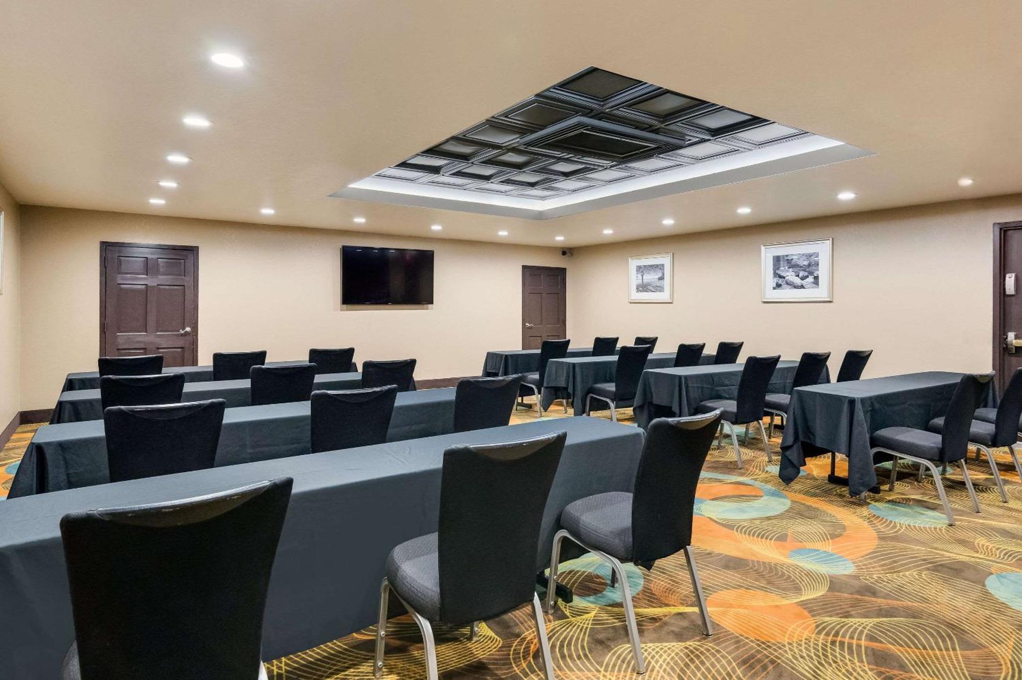 Clarion Inn & Suites Russellville I-40 Екстер'єр фото