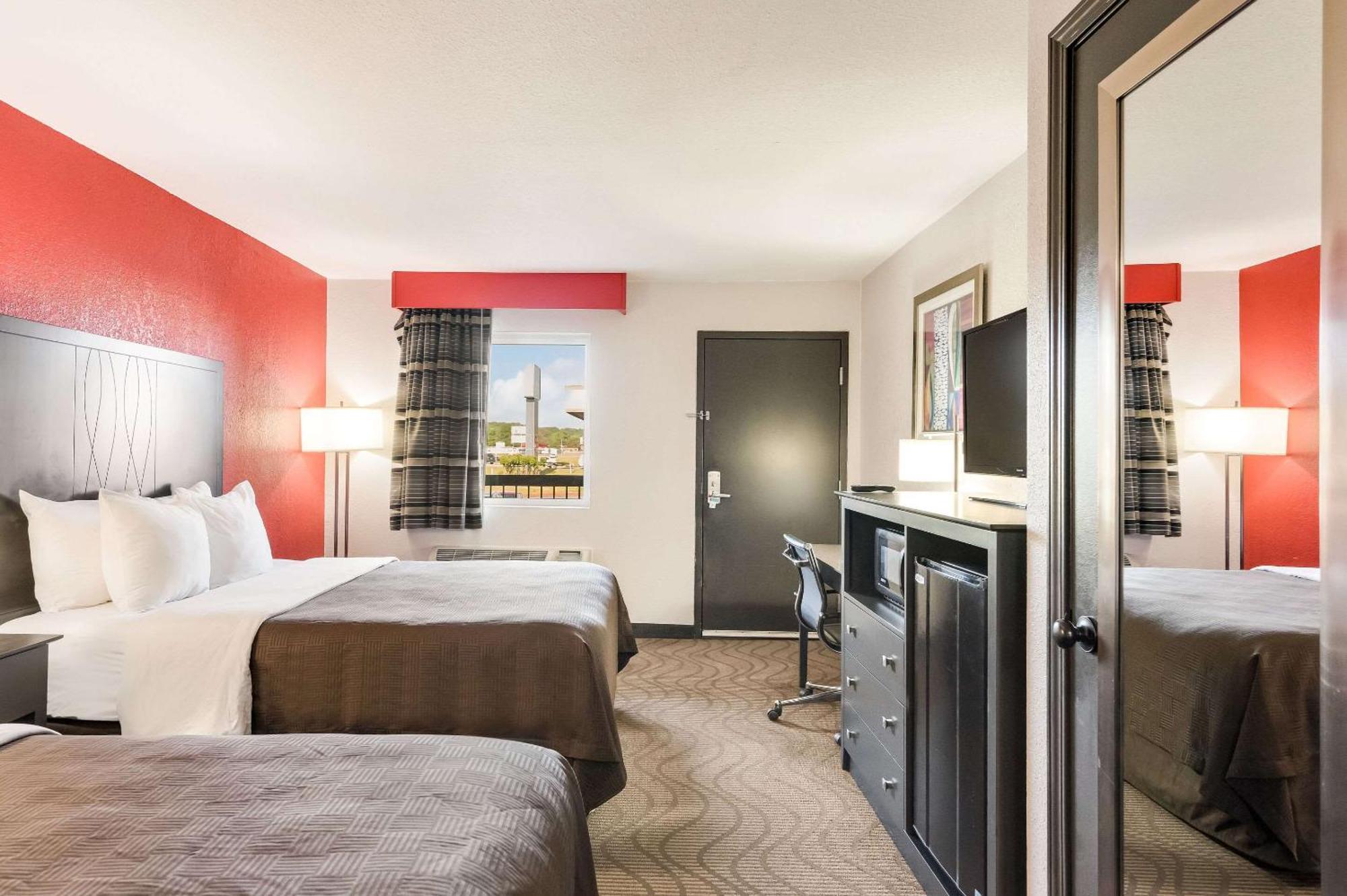Clarion Inn & Suites Russellville I-40 Екстер'єр фото