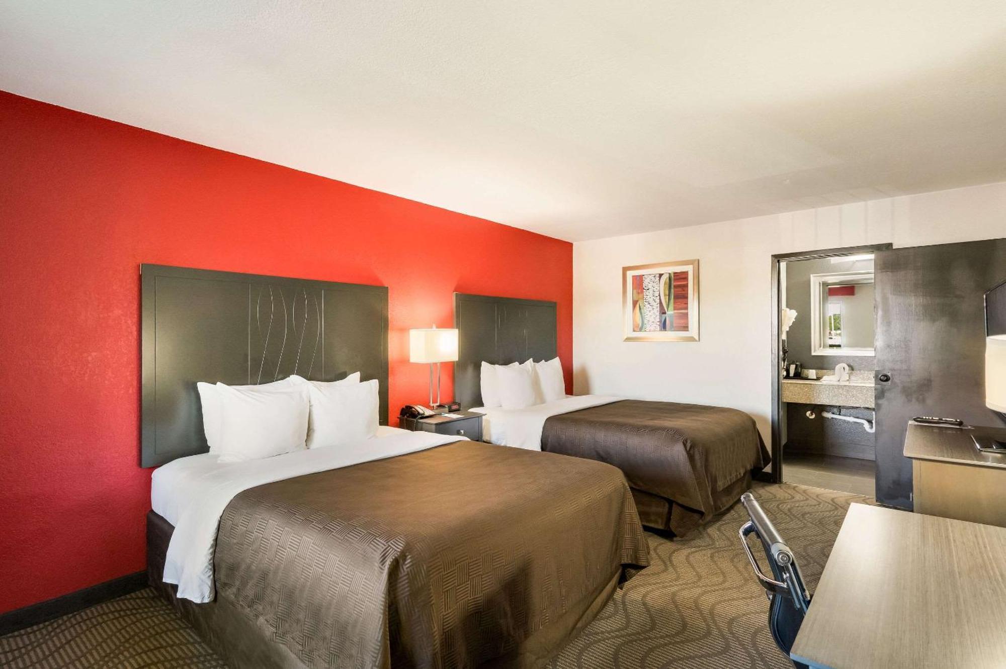 Clarion Inn & Suites Russellville I-40 Екстер'єр фото