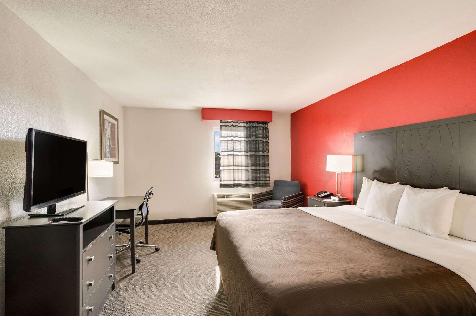 Clarion Inn & Suites Russellville I-40 Екстер'єр фото