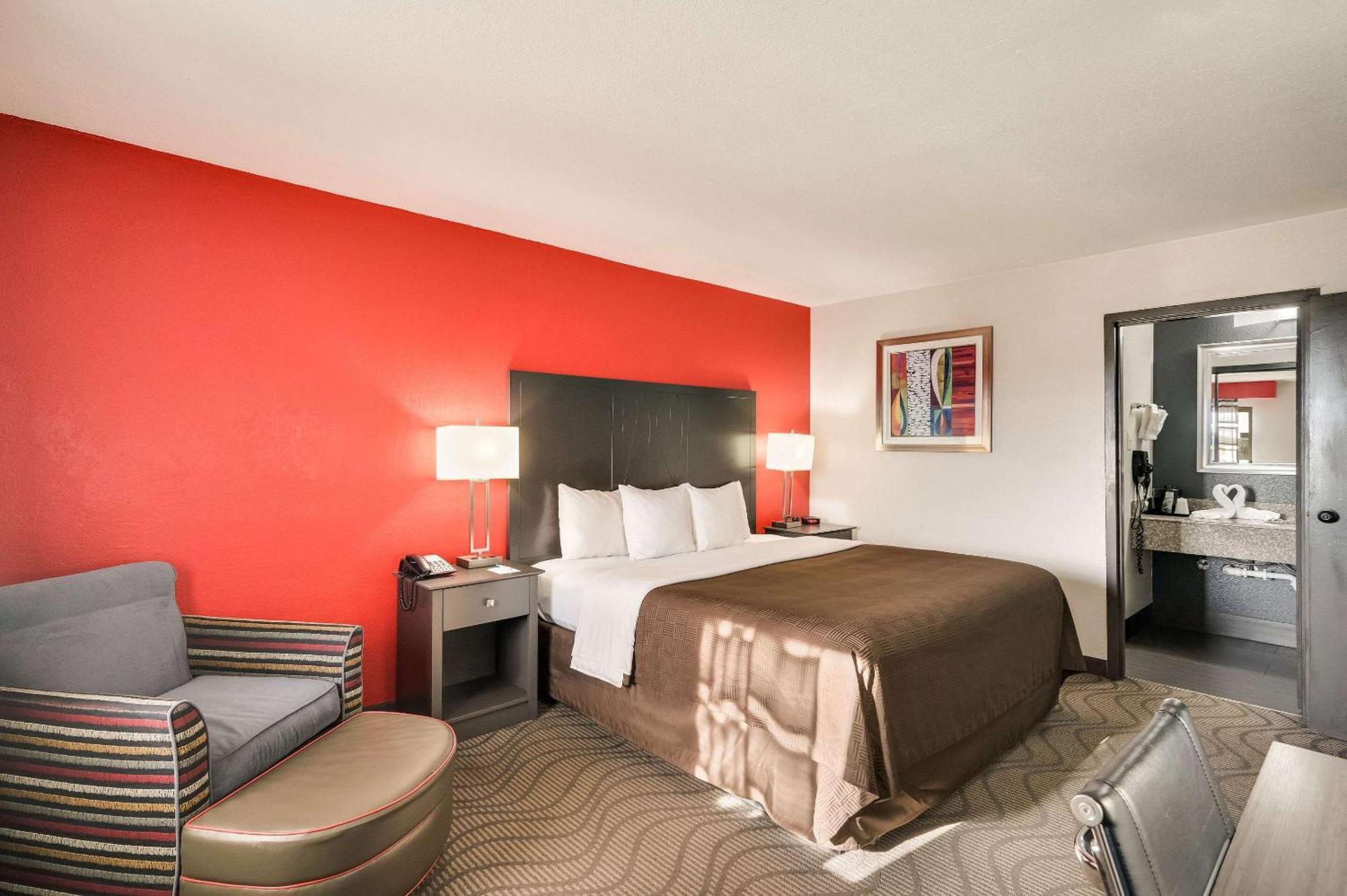 Clarion Inn & Suites Russellville I-40 Екстер'єр фото