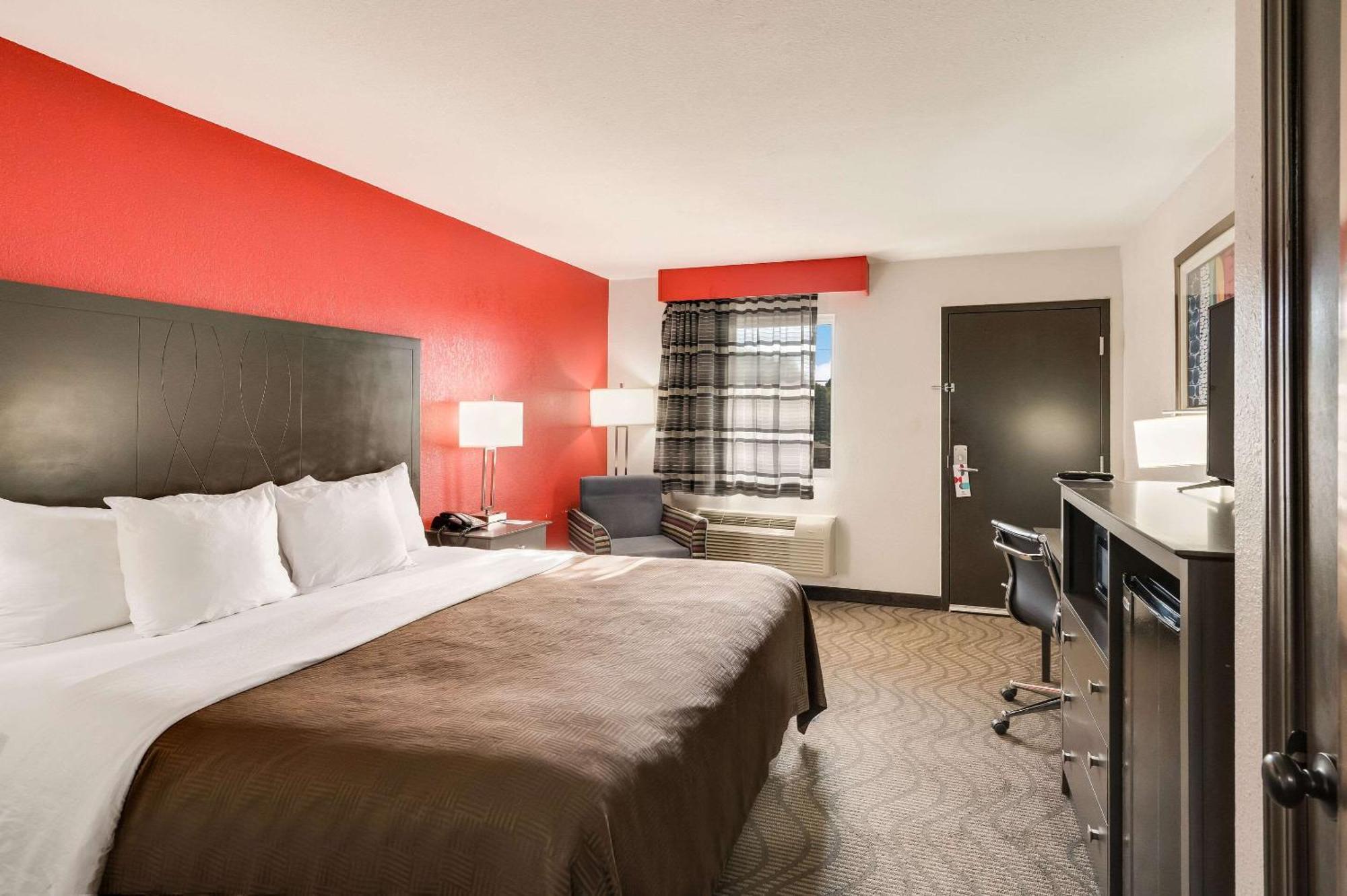Clarion Inn & Suites Russellville I-40 Екстер'єр фото