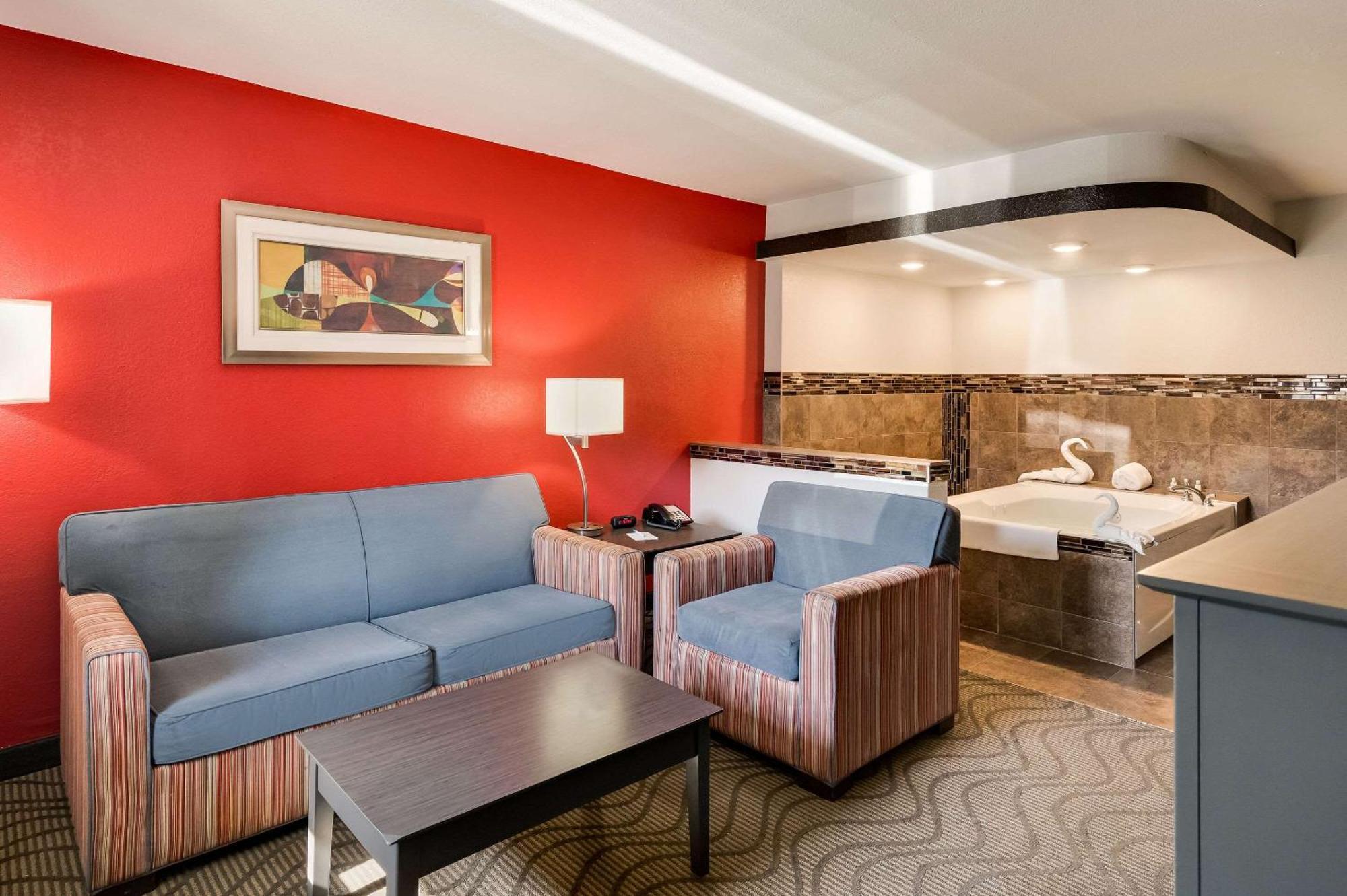 Clarion Inn & Suites Russellville I-40 Екстер'єр фото