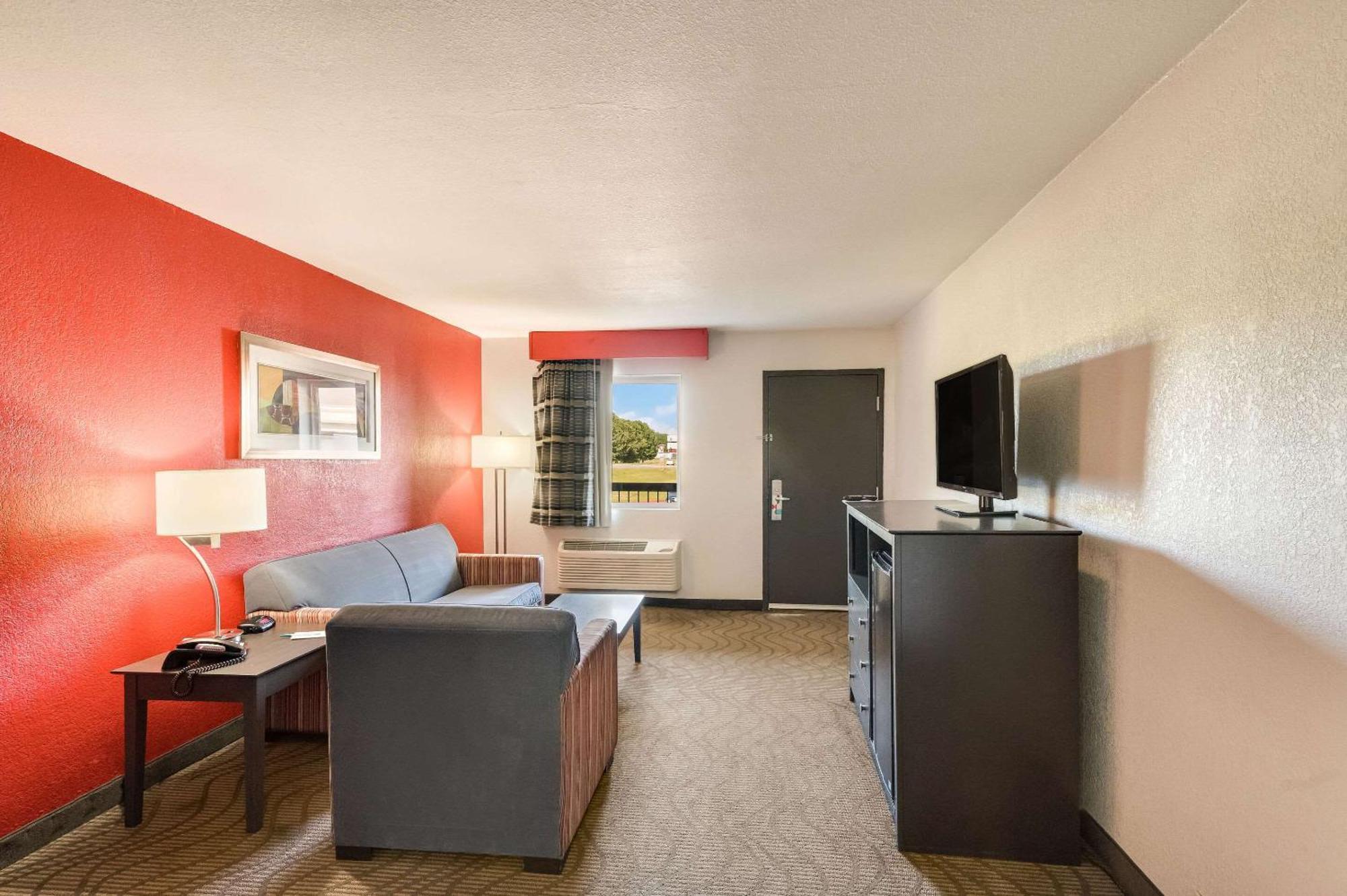 Clarion Inn & Suites Russellville I-40 Екстер'єр фото