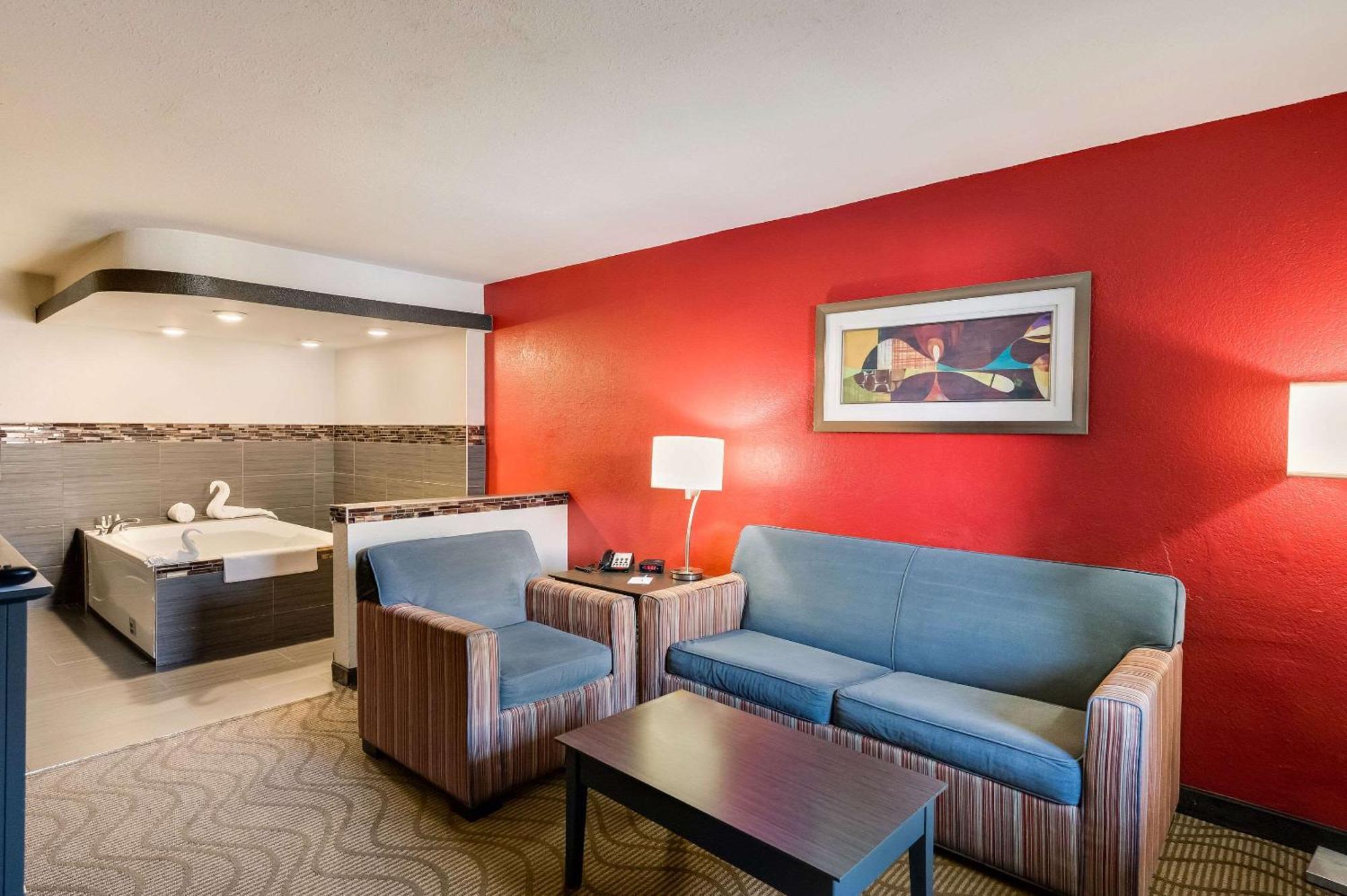 Clarion Inn & Suites Russellville I-40 Екстер'єр фото