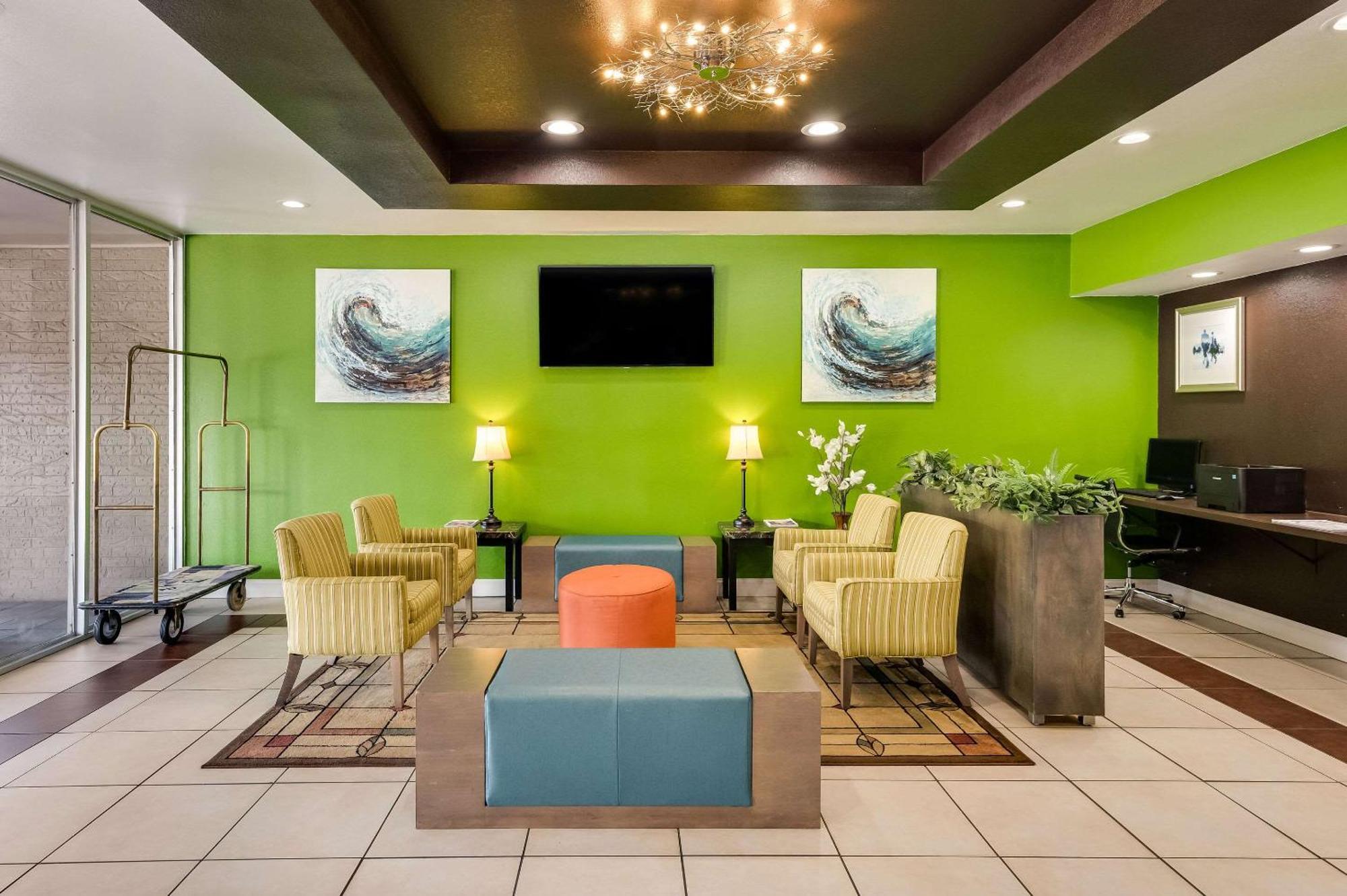 Clarion Inn & Suites Russellville I-40 Екстер'єр фото