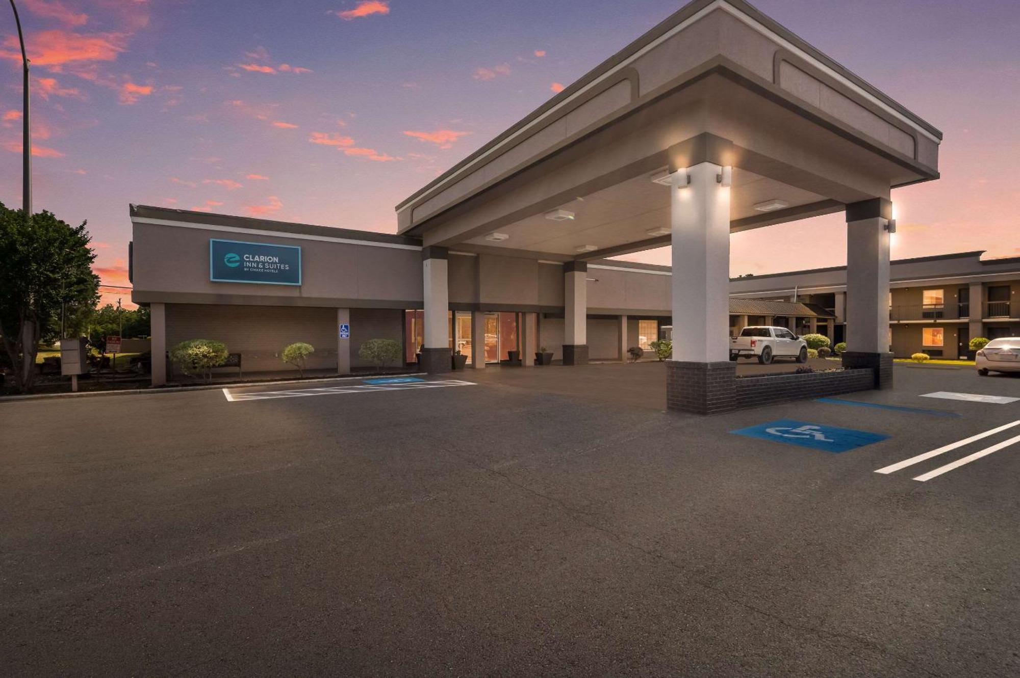 Clarion Inn & Suites Russellville I-40 Екстер'єр фото