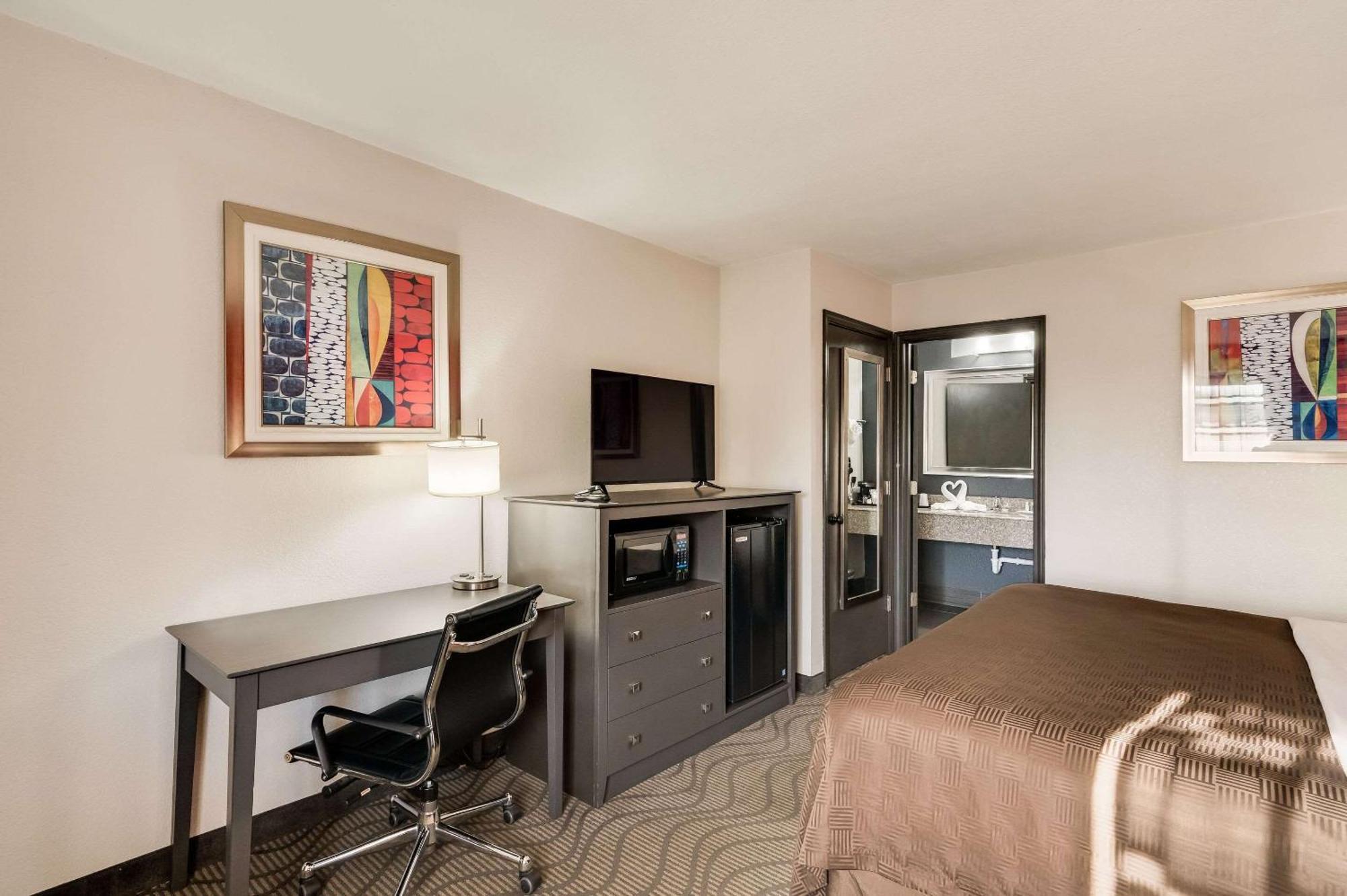 Clarion Inn & Suites Russellville I-40 Екстер'єр фото