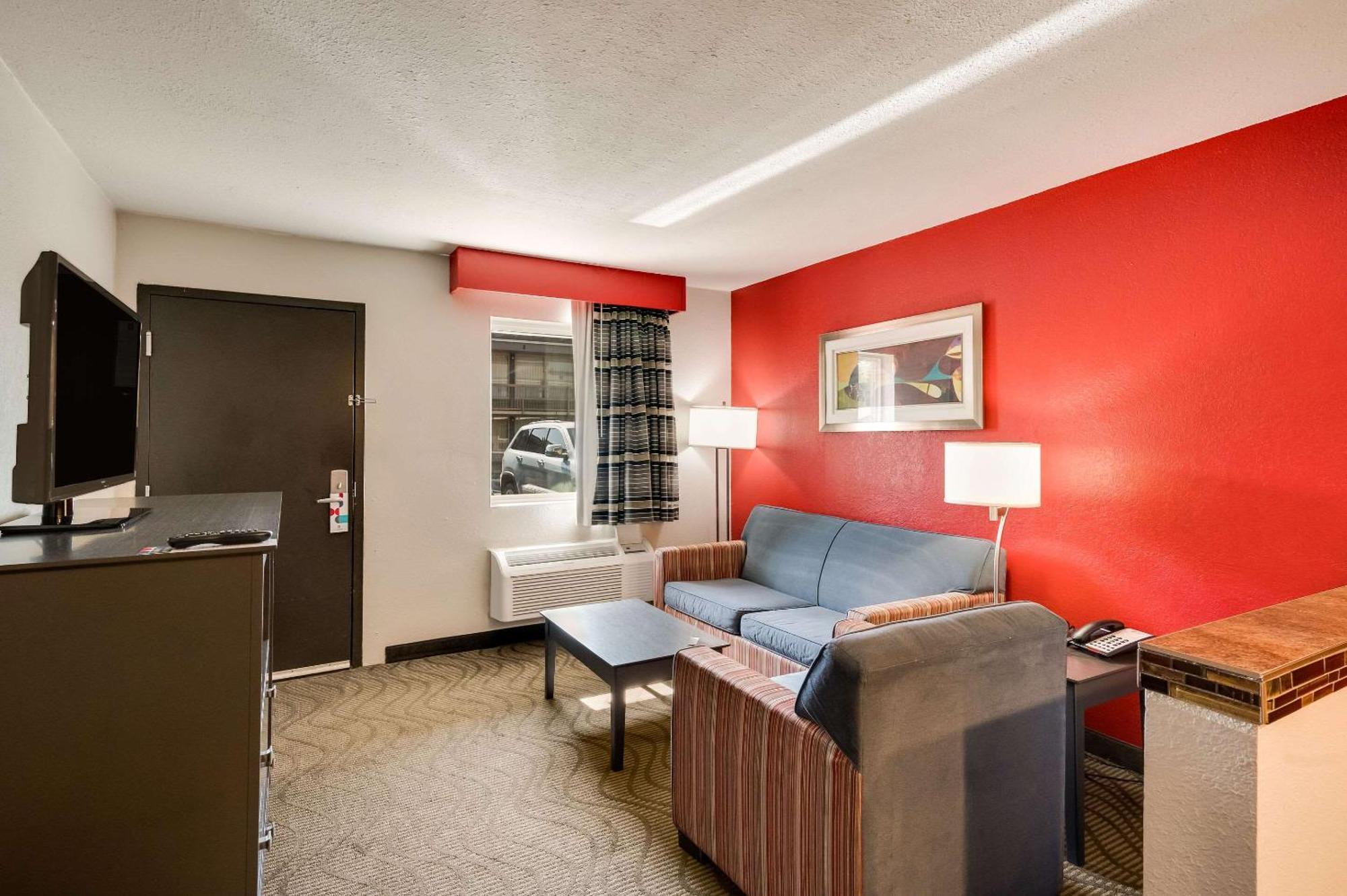 Clarion Inn & Suites Russellville I-40 Екстер'єр фото