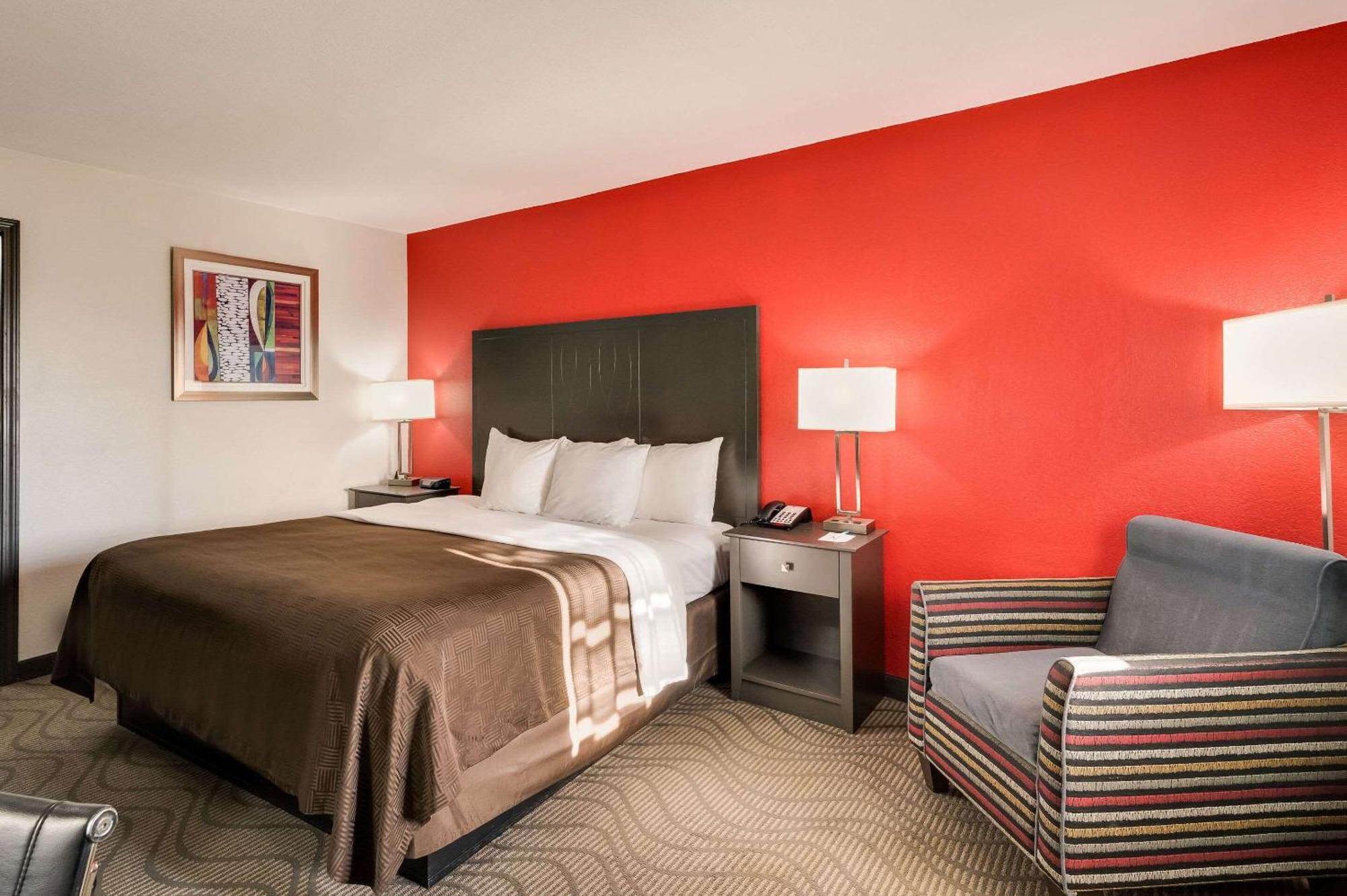 Clarion Inn & Suites Russellville I-40 Екстер'єр фото