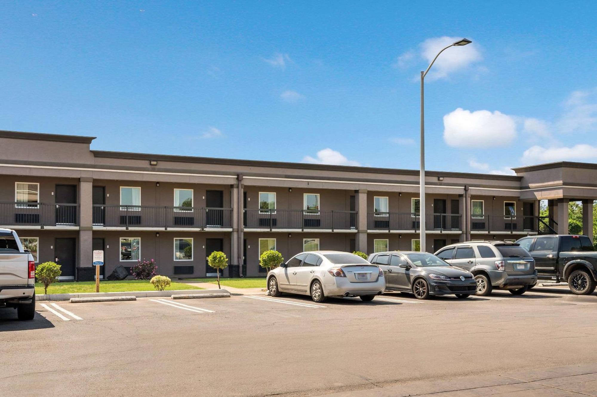 Clarion Inn & Suites Russellville I-40 Екстер'єр фото