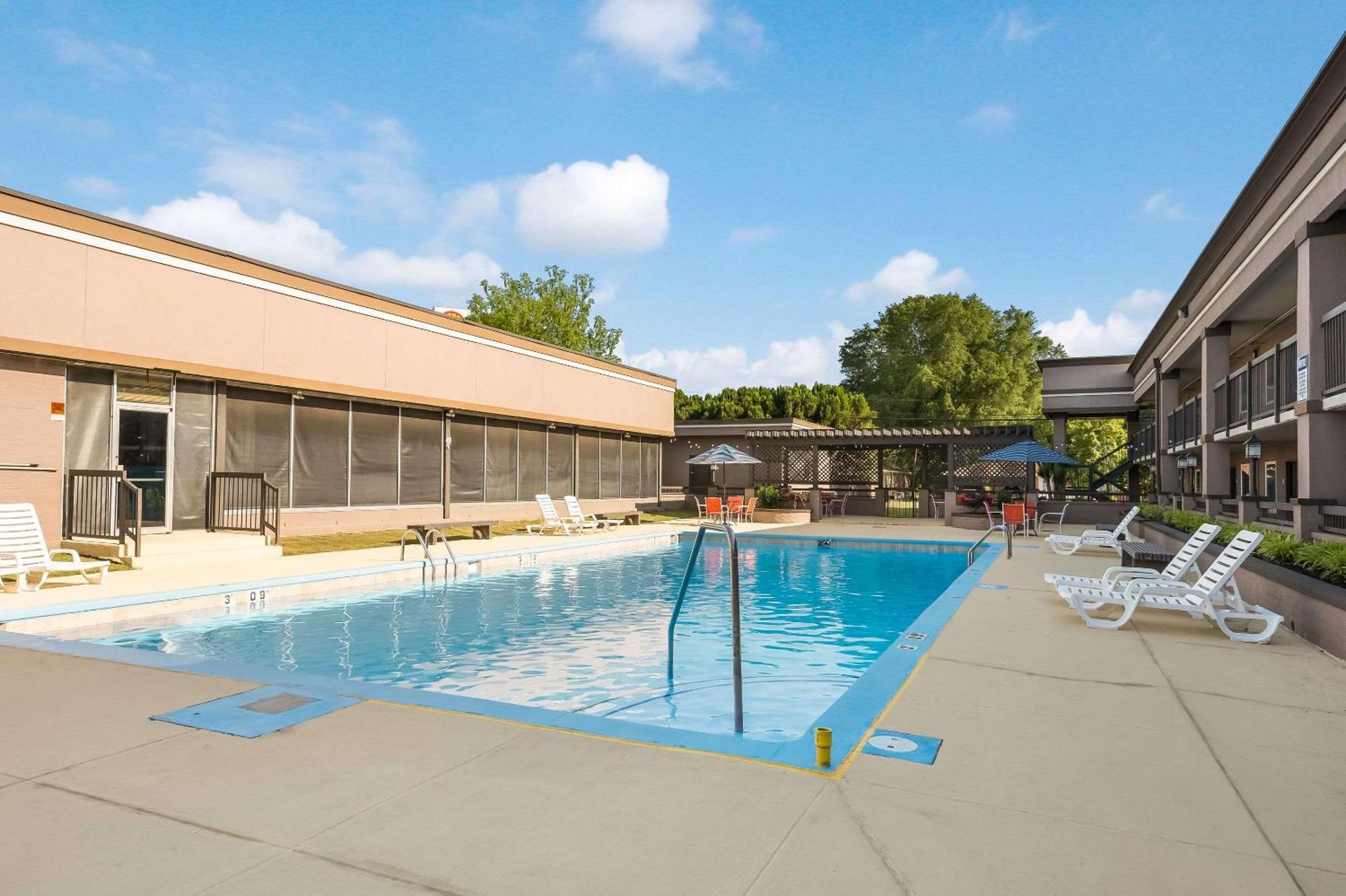 Clarion Inn & Suites Russellville I-40 Екстер'єр фото